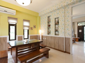 Textile Girl Romantic Homestay