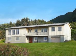10 Person Holiday Home in Farstad