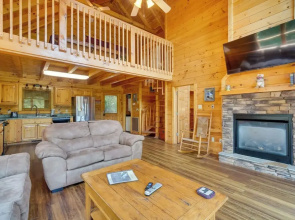Pigeon Forge Cabin w/ Hot Tub: 5 Mi to Dollywood