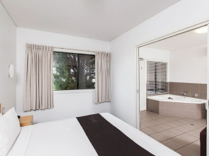 Majestic Oasis Apartments