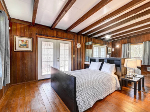 Pet-friendly Grants Pass Home w/ Hot Tub!