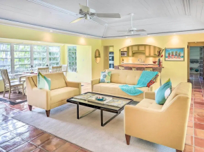Bright St Thomas Getaway W/pool, 3Mi to Magens Bay