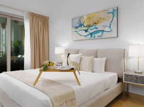 Maison Privee - High-End Palm Apt w/ Picturesque Seafront Views