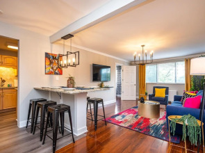 Downtown 2BR King Bed FREE Parking 1413