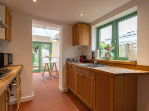 Sleeps 6 - 2 Bedroom Reading House - With WiFi, Netflix, Parking & Garden by JDF Property