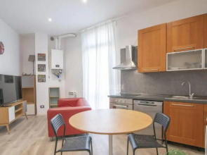 TheTechFlat-4people-2bedrooms-24Hours Self Check in - RedMetro Sesto Marelli Duomo Fiera - For professionals and remote workers 32inch Monitor and Desks optimized for laptop - No City tax required - great wifi - dishwasher, washing machine and microwave