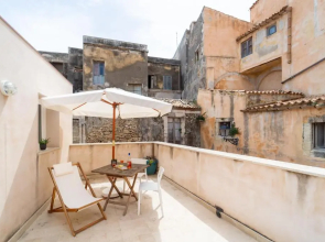 Ortigia Colourful Apartment