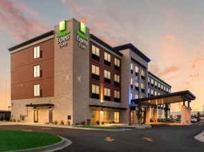 Holiday Inn Express & Suites Racine by IHG