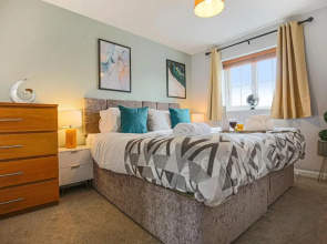 Brookland House with Free Parking, Fast Wifi, Garden and Smart TV with Netflix by Yoko Property