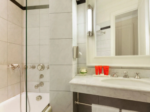 Le Dokhan’s Paris Arc de Triomphe, a Tribute Portfolio Hotel