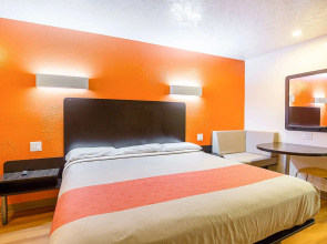 Motel 6 Madisonville, TX