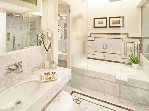 Trevi Palace Luxury Inn