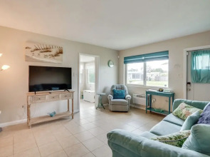 Relax in Hot Tub, Walk to Springs: North Port Home