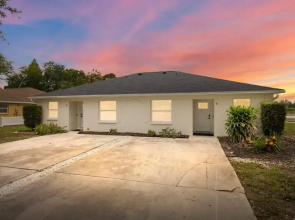 Charming Florida Beach Home w King Bed Patio