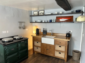 Traditional 3-bed Cottage, Log Burner & Sea Views!