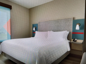 avid hotel Detroit Warren by IHG