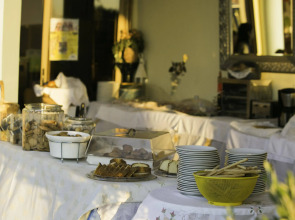 Hillside Studios & Apartments