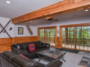 Old Bruin's Den 4 Bedroom House