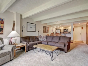 Wheeler House Spacious East Village Condo, Easy Walk to Super Bee - WH104 by Redawning