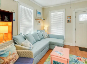 1 Mi to Beach: Colorful Cottage in Galveston!