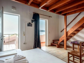 APARTMENT3 50metres from THE sea 'NEW LISTING'