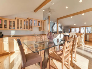 Soaking Tub & Fire Pit! Home Near Dtwn Suttons Bay