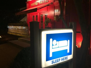 Metro Hotel and Cafe