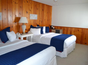 Buzz's Lakeside Inn