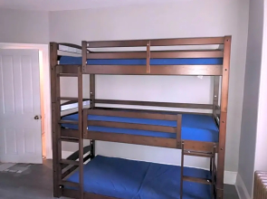 Modern Coed Dorm!! 15 Min Train To Center City!!