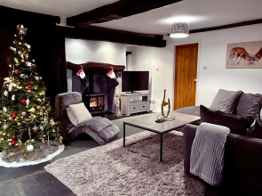 The Old Post Office, Cosy Grade II listed 2 bed apartment Windermere