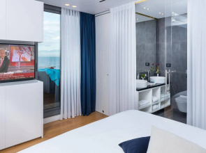 Sea Side by Zvieli Hotels