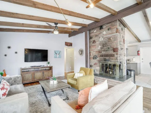 Pet-friendly Sedona Home: Hot Tub, Walk to Trails!