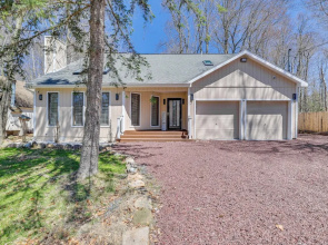 Spacious Retreat 7 Mi to Tobyhanna State Park!