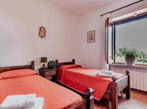 Beautiful 2-storey villa in Todi (room for 18)