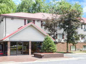 Super 8 by Wyndham Waldorf