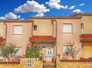 Apartment 446