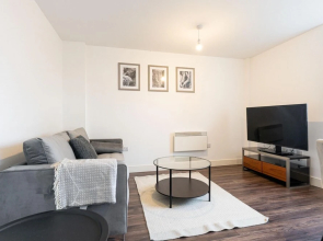 Contemporary 1 Bedroom Apartment - Amazing Location With Free Parking on Site
