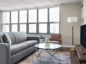 Chicago | Stunning 1BD/1BA River North Apartment