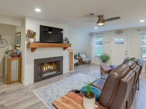 A-frame Cottage w/ Deck ~ 5 Mi to Lake Bastrop!
