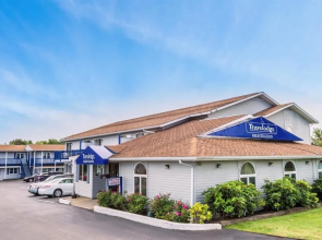 Days Inn by Wyndham Middletown Newport Area
