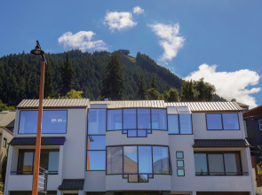 Queenstown House Luxury Lakeside Apartments