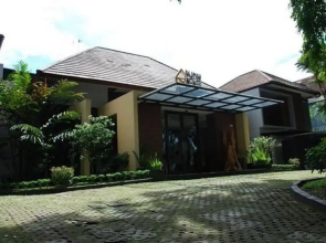 Rumah Nenek Hotel and Restaurant