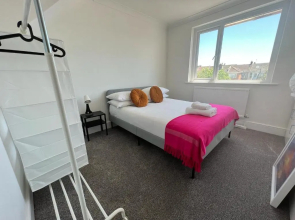 Stunning 2 Bed, 2 storey flat with free Parking