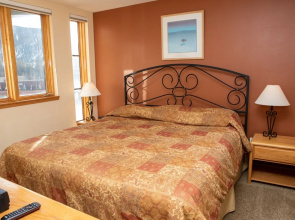 1538 Lakeshore 1 Bedroom Condo by RedAwning