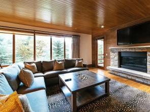 Luxury Four Bedroom Corner Suite with Hot Tub 4 Apartment Hotel by RedAwning