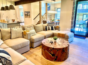 Premium 4BR/3.5B modern home near beach, skiing and downtown. Ping pong + bikes.