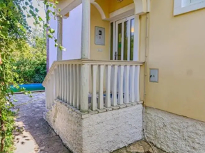 Comfort Pool Apartments