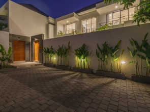 Puri Senang - Modern 4BR Pool Villa · Central Berawa · 6 min to Beach & Finns