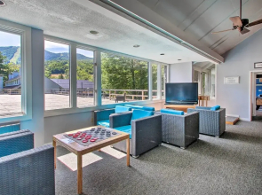 Lincoln Condo w/ Amenities + Shuttle to Loon!