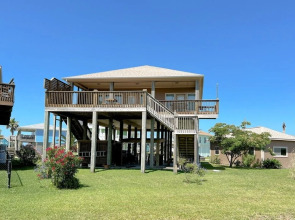 Belle Vue 3 Bedroom Home by RedAwning